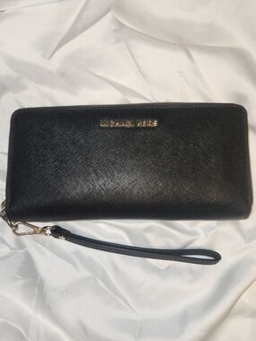 Michael Kors Black Saffiano Zip wallet